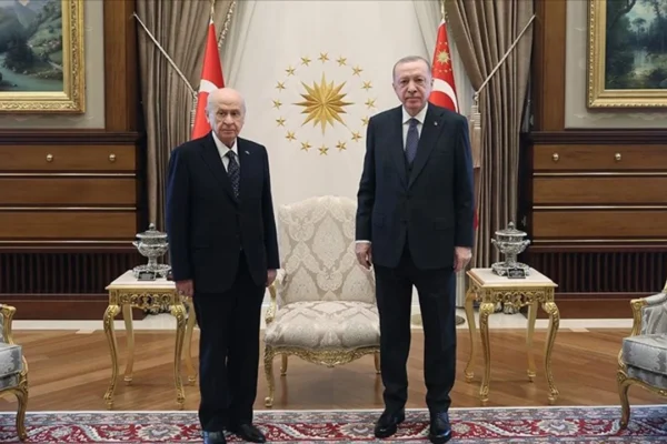 Bahçeli geleneği bozmadı: Erdoğan’ı yine kapıda ka...