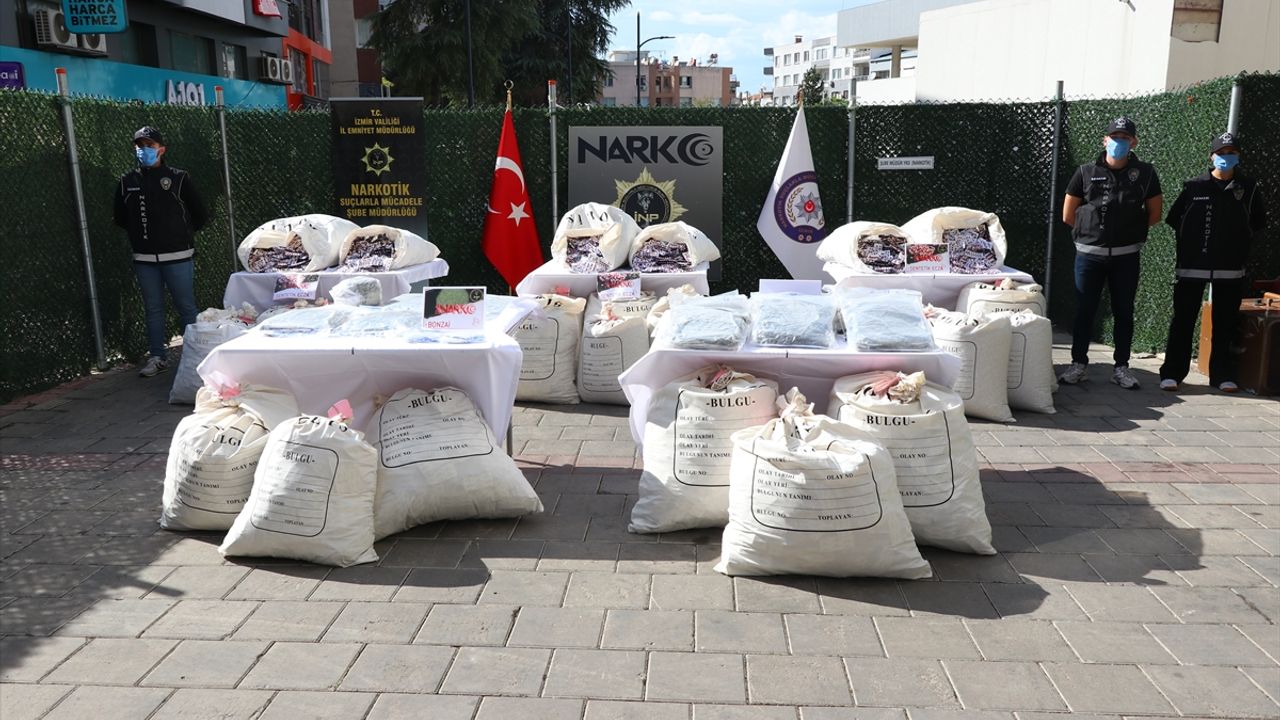 İzmir’de zehir baskını: Yüz binlerce hap ele geçirildi!