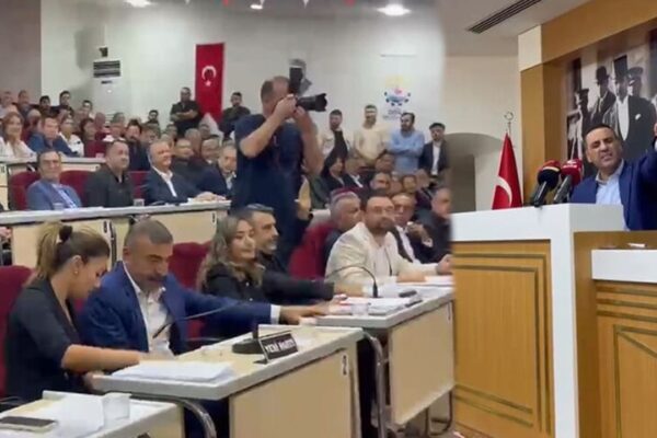 Çiğli Belediye Meclisi protestolarla başladı!