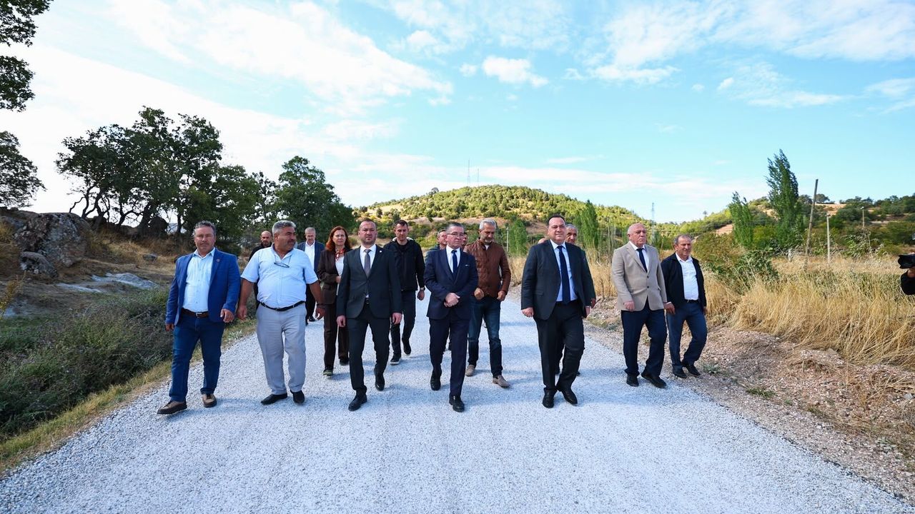 Dutlulu, Demirci’de 12 mahalleyi bağlayan yolu inceledi